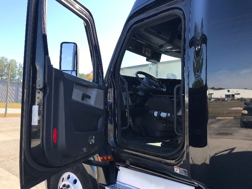 Sleeper Tractor-Heavy Duty Tractors-Freightliner-2021-T12664ST-Pell City-AL-628,267\n\t\tmiles-$ 54,250 - Image 9