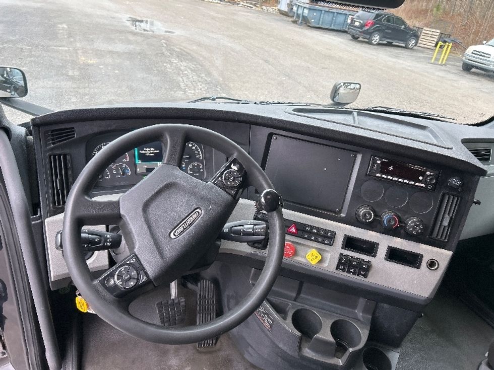 Sleeper Tractor-Heavy Duty Tractors-Freightliner-2021-T12664ST-Pell City-AL-659,000\n\t\tmiles-$ 47,750 - Image 11