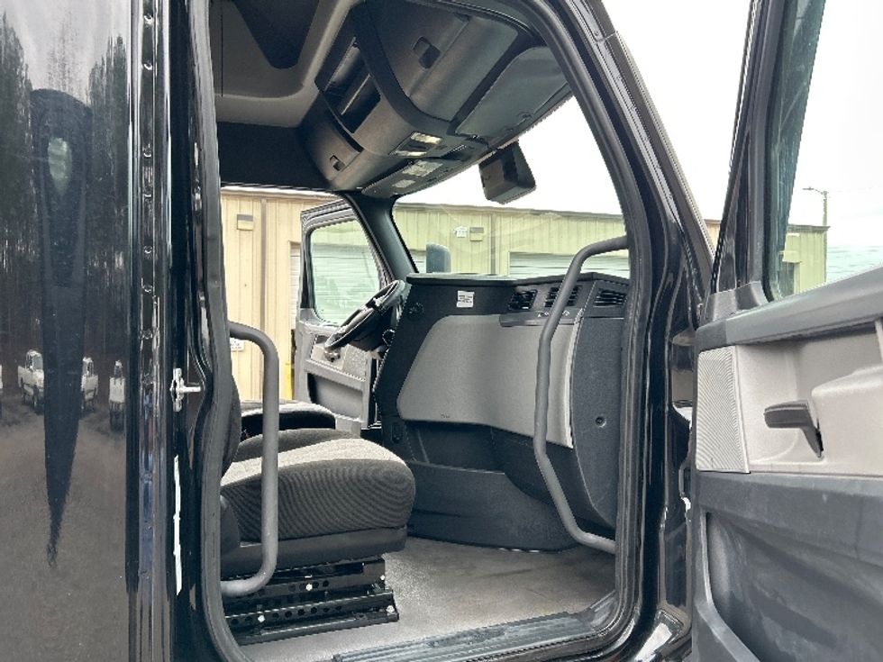 Sleeper Tractor-Heavy Duty Tractors-Freightliner-2021-T12664ST-Pell City-AL-659,000\n\t\tmiles-$ 47,750 - Image 13