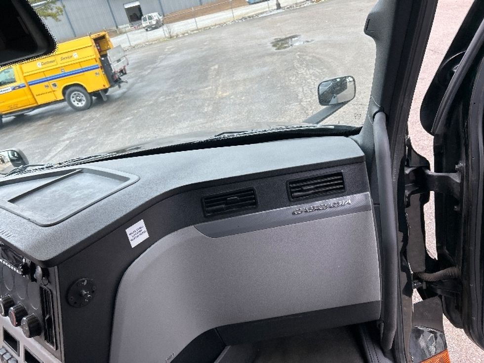 Sleeper Tractor-Heavy Duty Tractors-Freightliner-2021-T12664ST-Pell City-AL-659,000\n\t\tmiles-$ 47,750 - Image 14