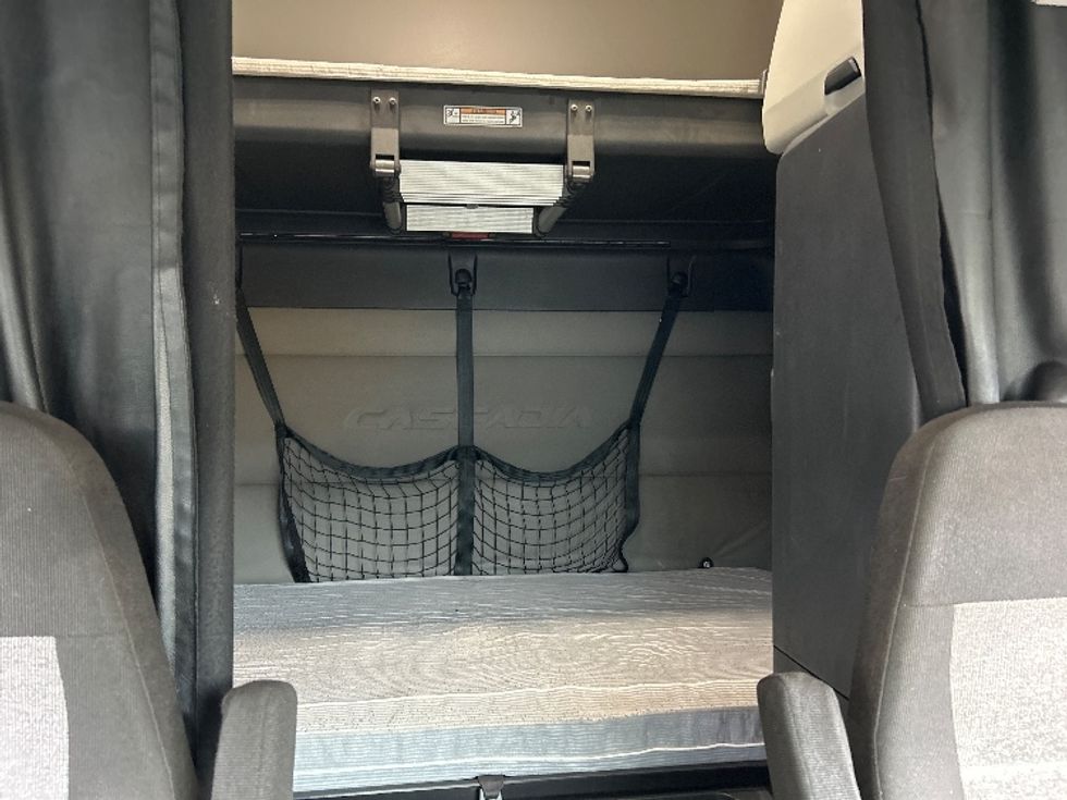 Sleeper Tractor-Heavy Duty Tractors-Freightliner-2021-T12664ST-Pell City-AL-659,000\n\t\tmiles-$ 47,750 - Image 16