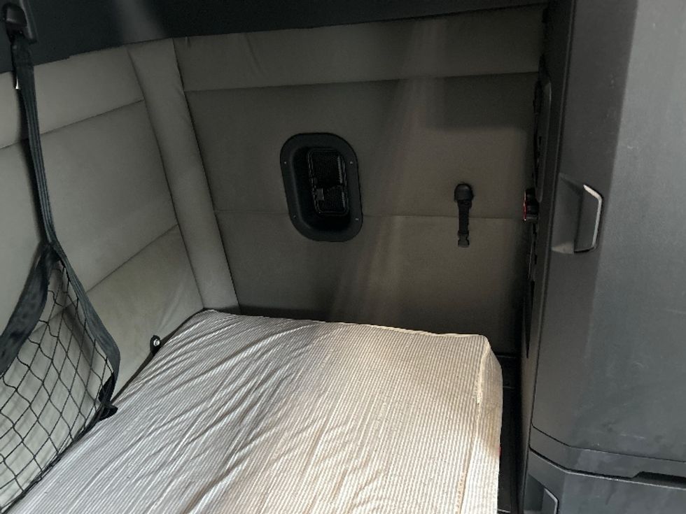 Sleeper Tractor-Heavy Duty Tractors-Freightliner-2021-T12664ST-Pell City-AL-659,000\n\t\tmiles-$ 47,750 - Image 18