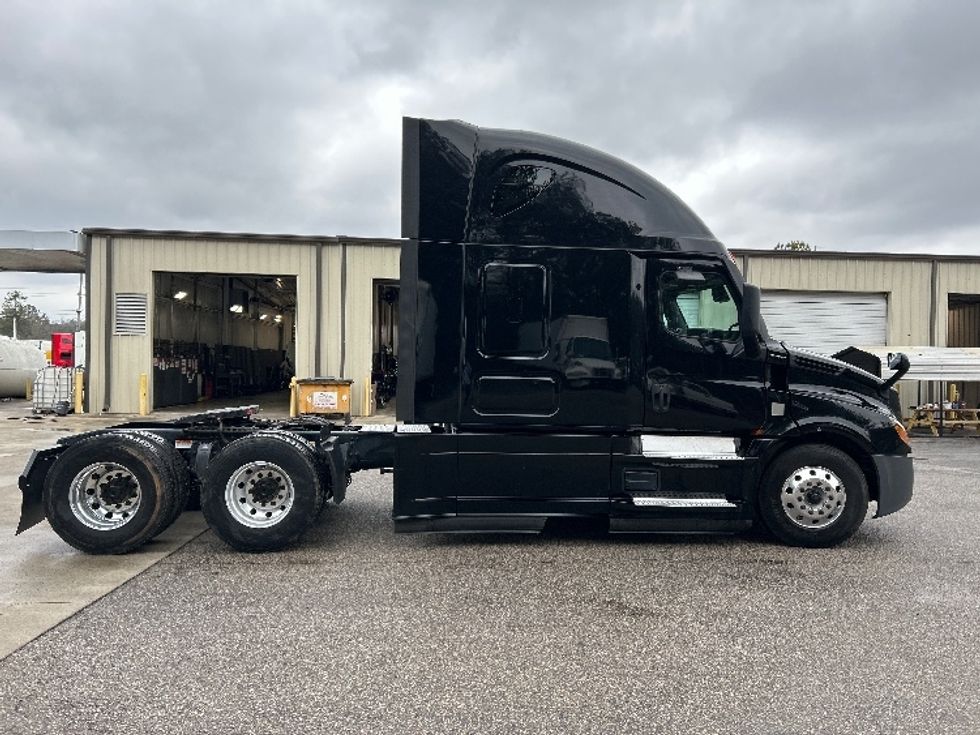 Sleeper Tractor-Heavy Duty Tractors-Freightliner-2021-T12664ST-Pell City-AL-659,000\n\t\tmiles-$ 47,750 - Image 8