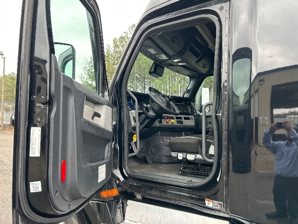 Sleeper Tractor-Heavy Duty Tractors-Freightliner-2021-T12664ST-Pell City-AL-659,000\n\t\tmiles-$ 47,750 - Image 9