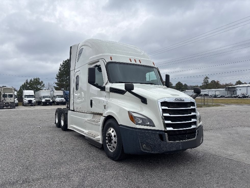 Sleeper Tractor-Heavy Duty Tractors-Freightliner-2021-T12664ST-Pell City-AL-700,278\n\t\tmiles-$ 46,250 - Image 1
