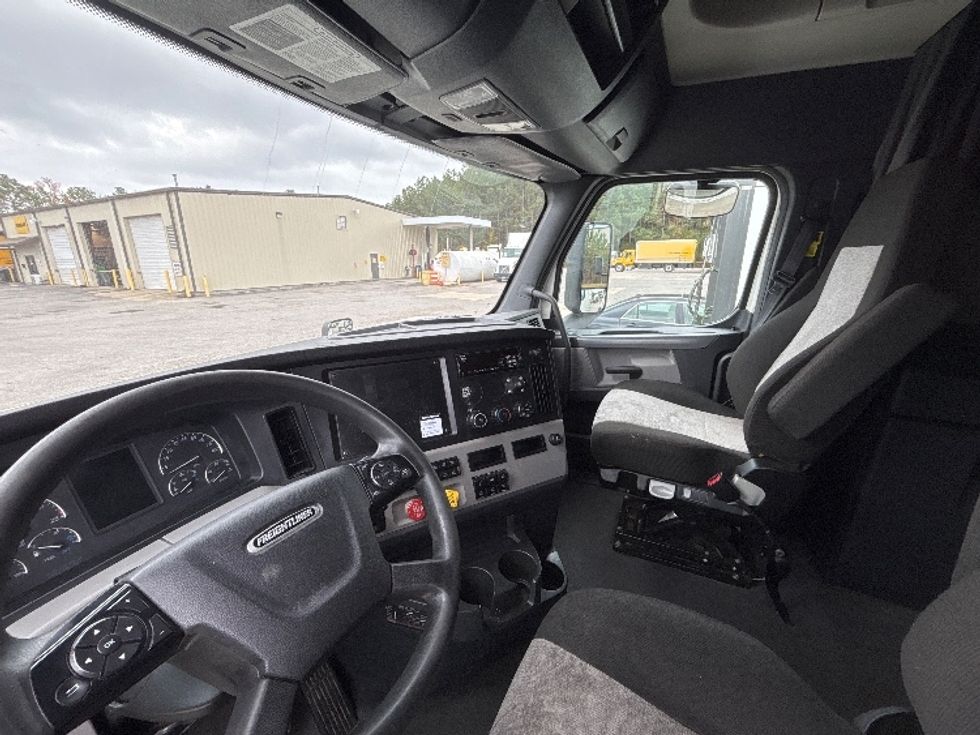 Sleeper Tractor-Heavy Duty Tractors-Freightliner-2021-T12664ST-Pell City-AL-700,278\n\t\tmiles-$ 46,250 - Image 10