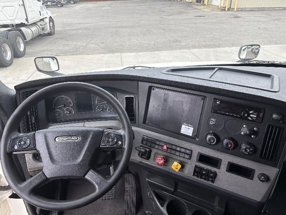 Sleeper Tractor-Heavy Duty Tractors-Freightliner-2021-T12664ST-Pell City-AL-700,278\n\t\tmiles-$ 46,250 - Image 11