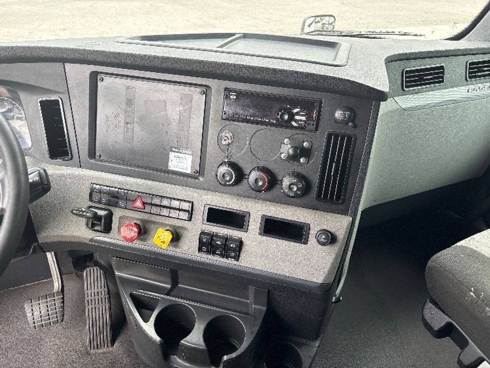 Sleeper Tractor-Heavy Duty Tractors-Freightliner-2021-T12664ST-Pell City-AL-700,278\n\t\tmiles-$ 46,250 - Image 12