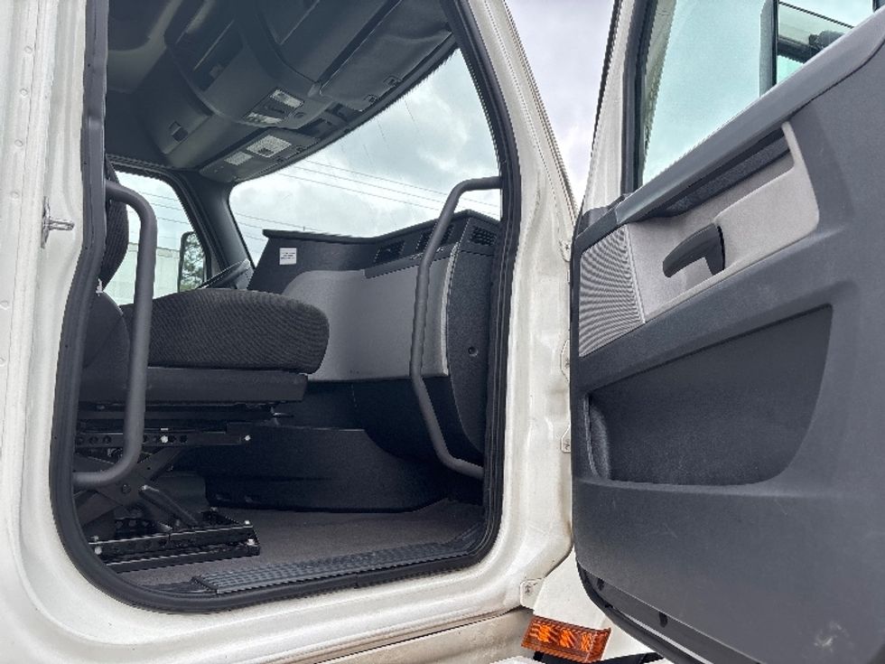 Sleeper Tractor-Heavy Duty Tractors-Freightliner-2021-T12664ST-Pell City-AL-700,278\n\t\tmiles-$ 46,250 - Image 13