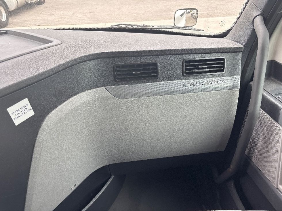 Sleeper Tractor-Heavy Duty Tractors-Freightliner-2021-T12664ST-Pell City-AL-700,278\n\t\tmiles-$ 46,250 - Image 14