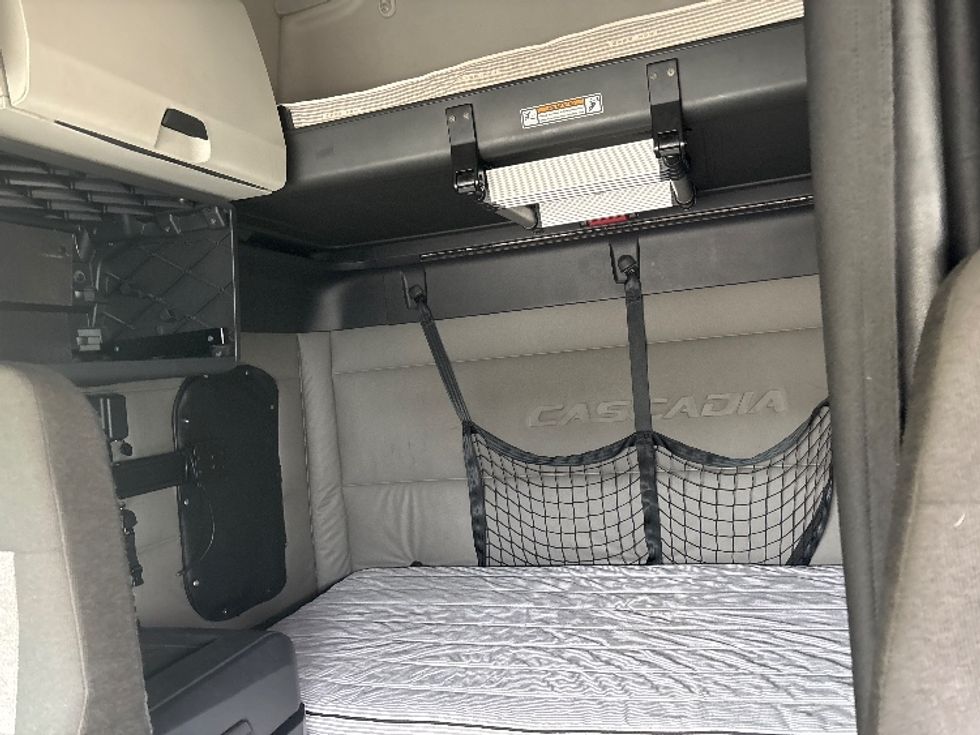 Sleeper Tractor-Heavy Duty Tractors-Freightliner-2021-T12664ST-Pell City-AL-700,278\n\t\tmiles-$ 46,250 - Image 16