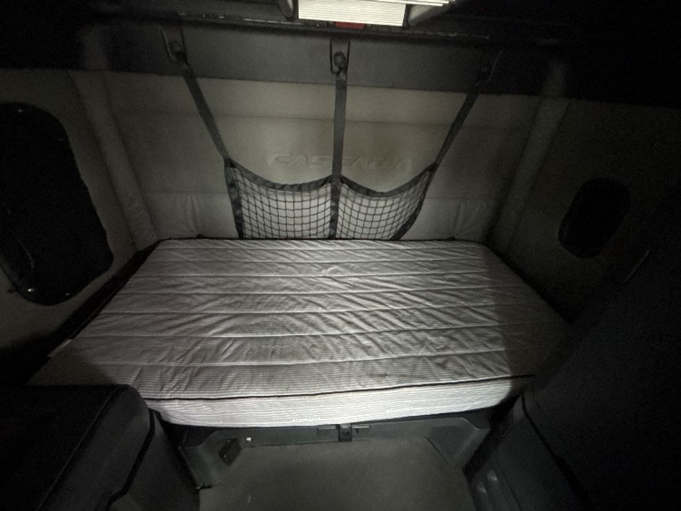 Sleeper Tractor-Heavy Duty Tractors-Freightliner-2021-T12664ST-Pell City-AL-700,278\n\t\tmiles-$ 46,250 - Image 17