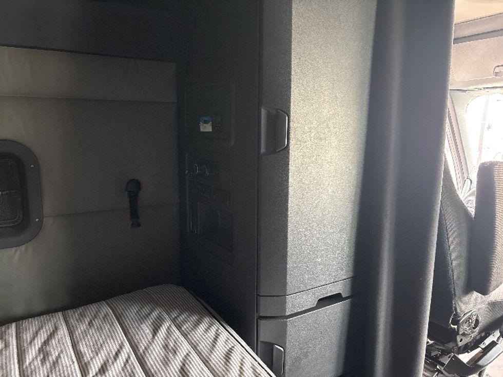 Sleeper Tractor-Heavy Duty Tractors-Freightliner-2021-T12664ST-Pell City-AL-700,278\n\t\tmiles-$ 46,250 - Image 18