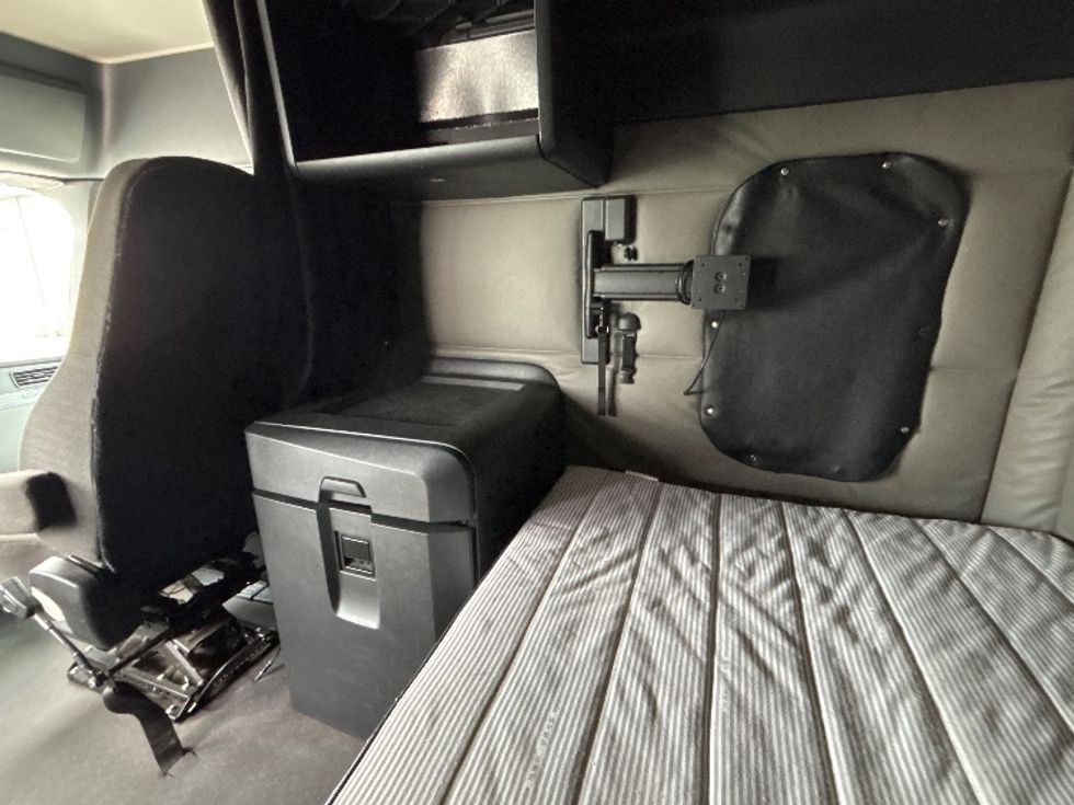 Sleeper Tractor-Heavy Duty Tractors-Freightliner-2021-T12664ST-Pell City-AL-700,278\n\t\tmiles-$ 46,250 - Image 19