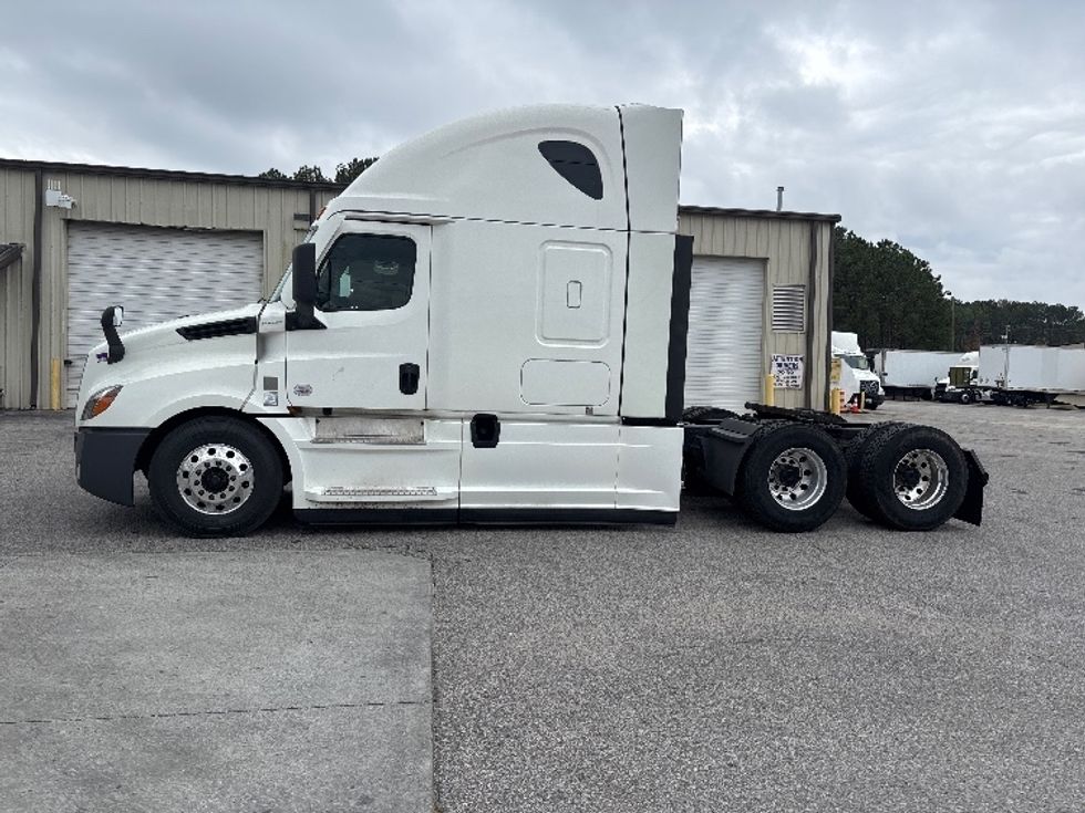 2021 Freightliner Cascadia 126" Sleeper Cab photo 4