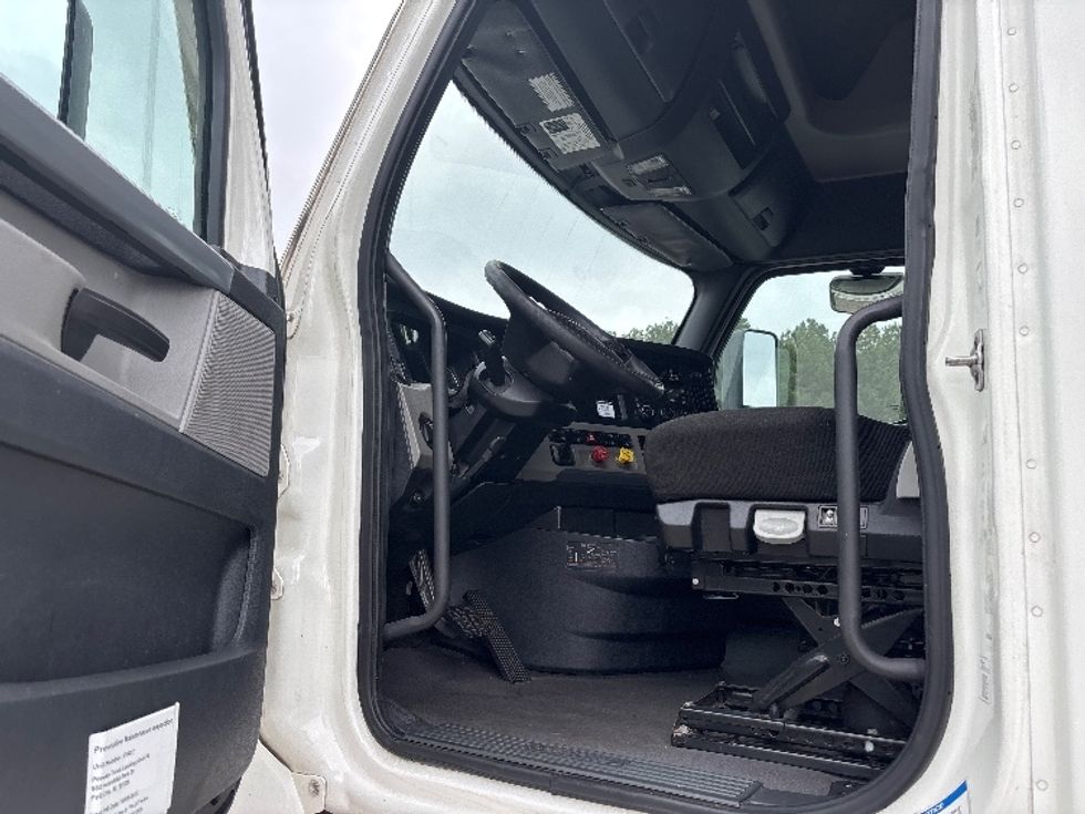 Sleeper Tractor-Heavy Duty Tractors-Freightliner-2021-T12664ST-Pell City-AL-700,278\n\t\tmiles-$ 46,250 - Image 9