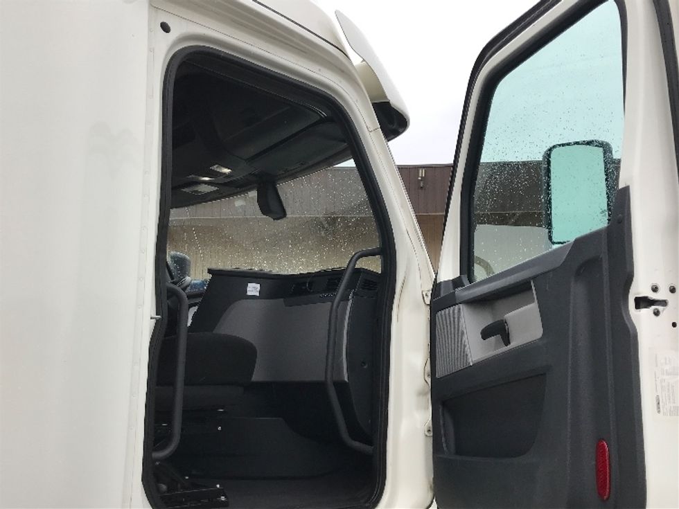 Sleeper Tractor-Heavy Duty Tractors-Freightliner-2021-T12664ST-Pennsauken-NJ-553,560\n\t\tmiles-$ 58,250 - Image 13