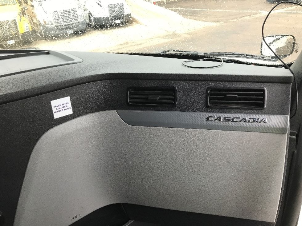 Sleeper Tractor-Heavy Duty Tractors-Freightliner-2021-T12664ST-Pennsauken-NJ-553,560\n\t\tmiles-$ 58,250 - Image 14