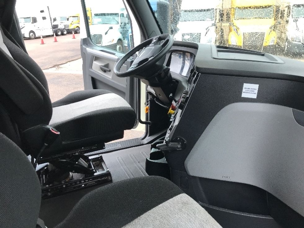 Sleeper Tractor-Heavy Duty Tractors-Freightliner-2021-T12664ST-Pennsauken-NJ-553,560\n\t\tmiles-$ 58,250 - Image 15