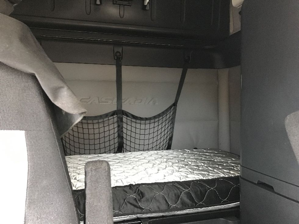 Sleeper Tractor-Heavy Duty Tractors-Freightliner-2021-T12664ST-Pennsauken-NJ-553,560\n\t\tmiles-$ 58,250 - Image 16