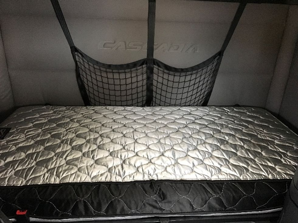 Sleeper Tractor-Heavy Duty Tractors-Freightliner-2021-T12664ST-Pennsauken-NJ-553,560\n\t\tmiles-$ 58,250 - Image 17