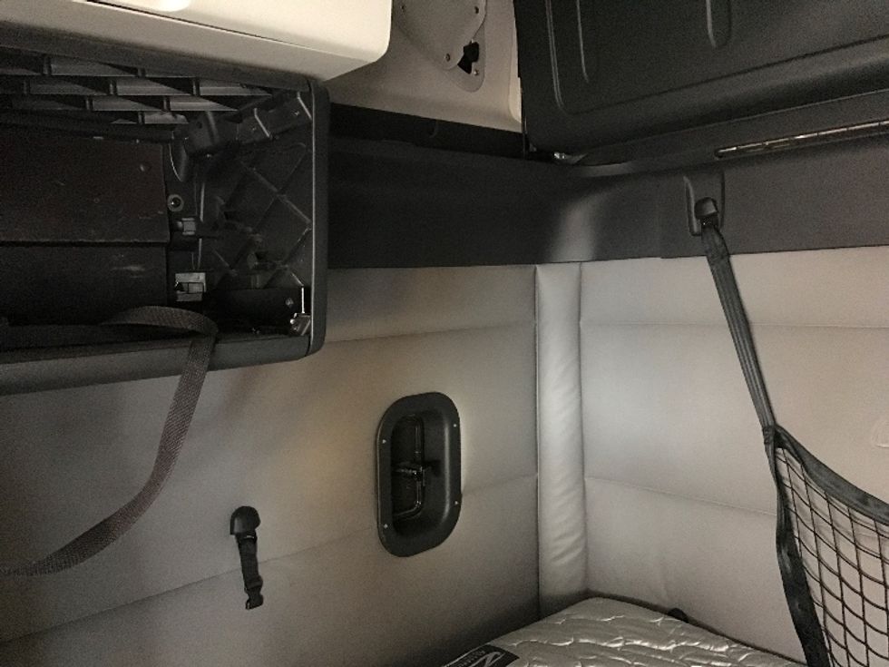 Sleeper Tractor-Heavy Duty Tractors-Freightliner-2021-T12664ST-Pennsauken-NJ-553,560\n\t\tmiles-$ 58,250 - Image 19