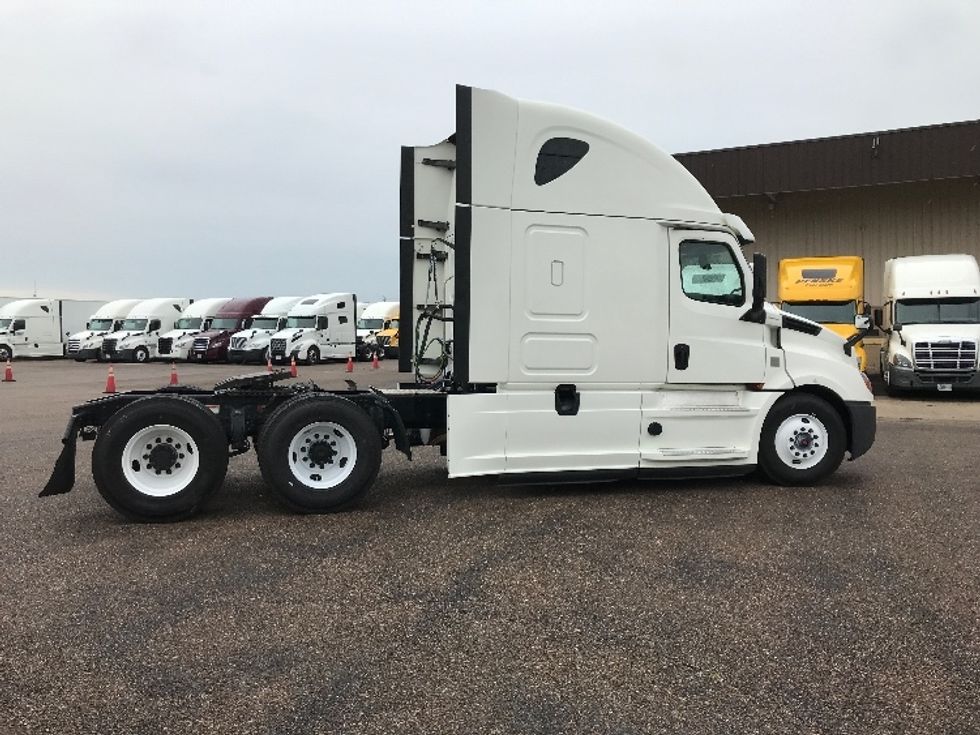 Sleeper Tractor-Heavy Duty Tractors-Freightliner-2021-T12664ST-Pennsauken-NJ-553,560\n\t\tmiles-$ 58,250 - Image 8
