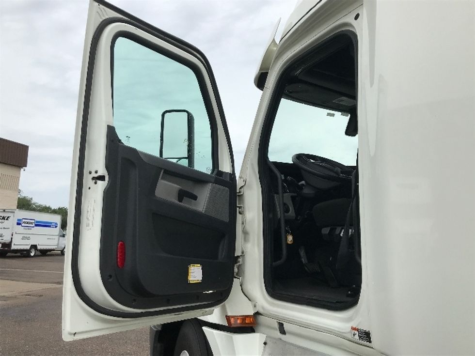 Sleeper Tractor-Heavy Duty Tractors-Freightliner-2021-T12664ST-Pennsauken-NJ-553,560\n\t\tmiles-$ 58,250 - Image 9