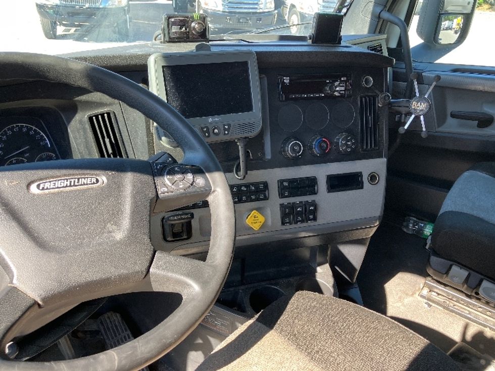 Sleeper Tractor-Heavy Duty Tractors-Freightliner-2021-T12664ST-Pensacola-FL-373,052\n\t\tmiles-$ 76,750 - Image 12