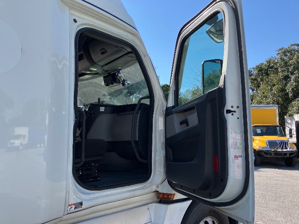 Sleeper Tractor-Heavy Duty Tractors-Freightliner-2021-T12664ST-Pensacola-FL-373,052\n\t\tmiles-$ 76,750 - Image 13