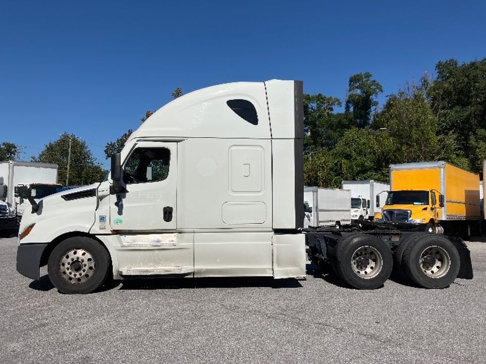 Sleeper Tractor-Heavy Duty Tractors-Freightliner-2021-T12664ST-Pensacola-FL-373,052\n\t\tmiles-$ 76,750 - Image 4