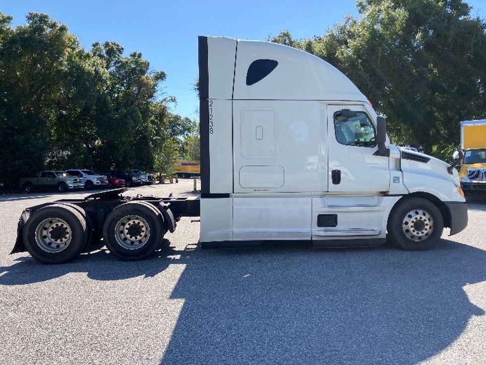 Sleeper Tractor-Heavy Duty Tractors-Freightliner-2021-T12664ST-Pensacola-FL-373,052\n\t\tmiles-$ 76,750 - Image 8