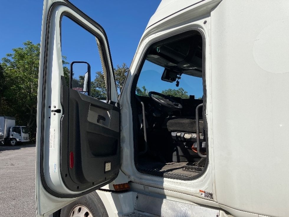Sleeper Tractor-Heavy Duty Tractors-Freightliner-2021-T12664ST-Pensacola-FL-373,052\n\t\tmiles-$ 76,750 - Image 9