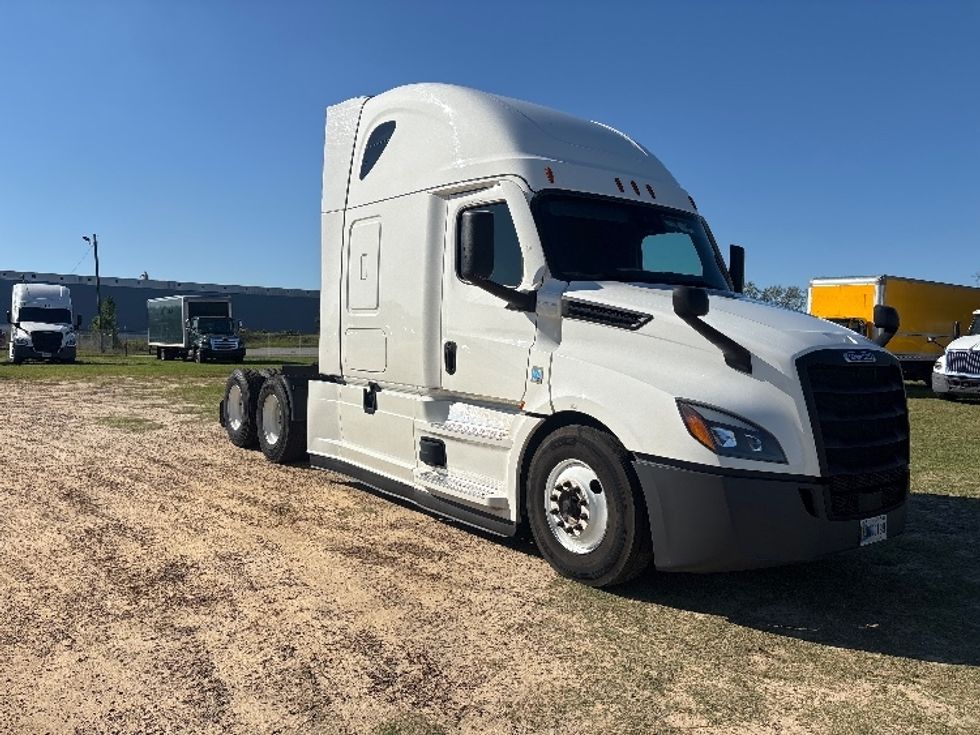 Sleeper Tractor-Heavy Duty Tractors-Freightliner-2021-T12664ST-Pensacola-FL-447,174\n\t\tmiles-$ 68,750 - Image 1