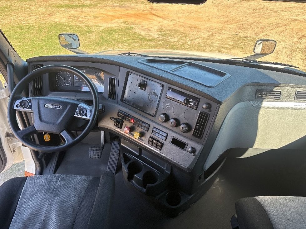 Sleeper Tractor-Heavy Duty Tractors-Freightliner-2021-T12664ST-Pensacola-FL-447,174\n\t\tmiles-$ 68,750 - Image 12
