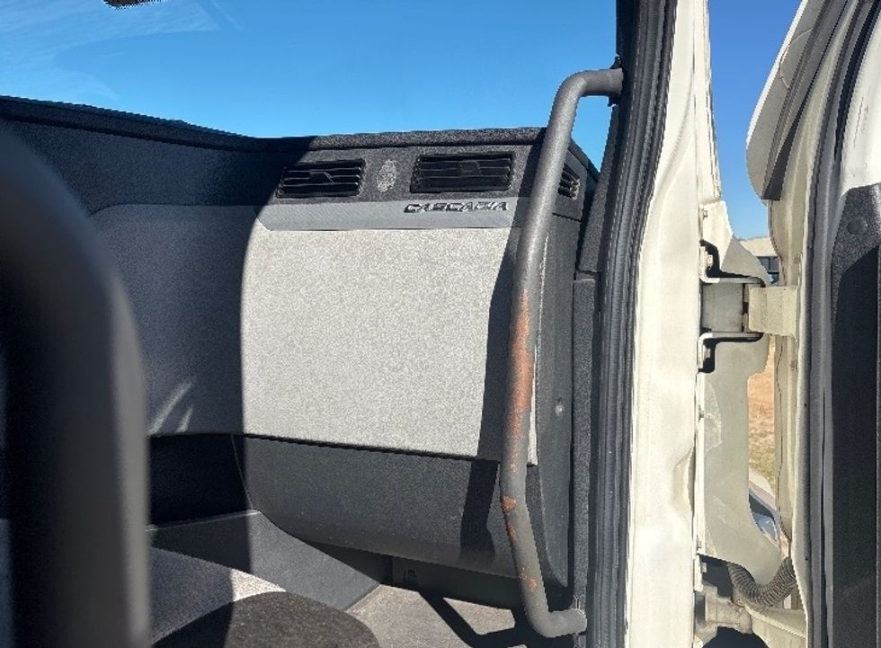 Sleeper Tractor-Heavy Duty Tractors-Freightliner-2021-T12664ST-Pensacola-FL-447,174\n\t\tmiles-$ 68,750 - Image 13