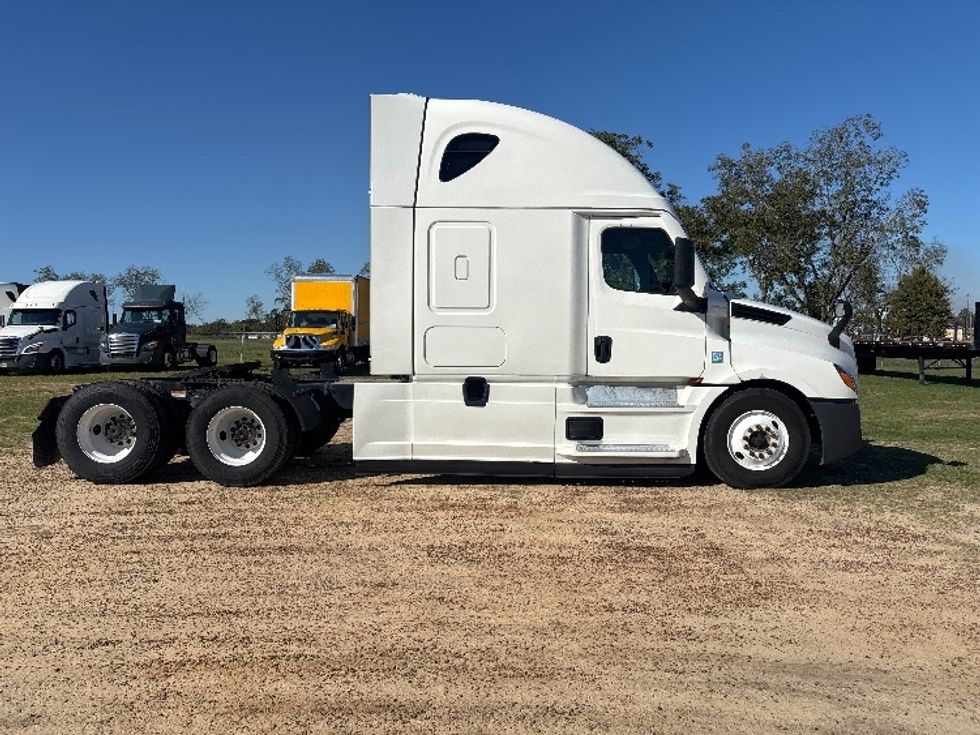 Sleeper Tractor-Heavy Duty Tractors-Freightliner-2021-T12664ST-Pensacola-FL-447,174\n\t\tmiles-$ 68,750 - Image 8