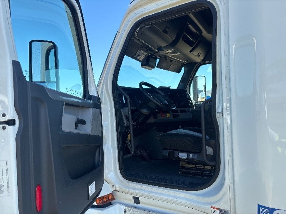 Sleeper Tractor-Heavy Duty Tractors-Freightliner-2021-T12664ST-Pensacola-FL-447,174\n\t\tmiles-$ 68,750 - Image 9