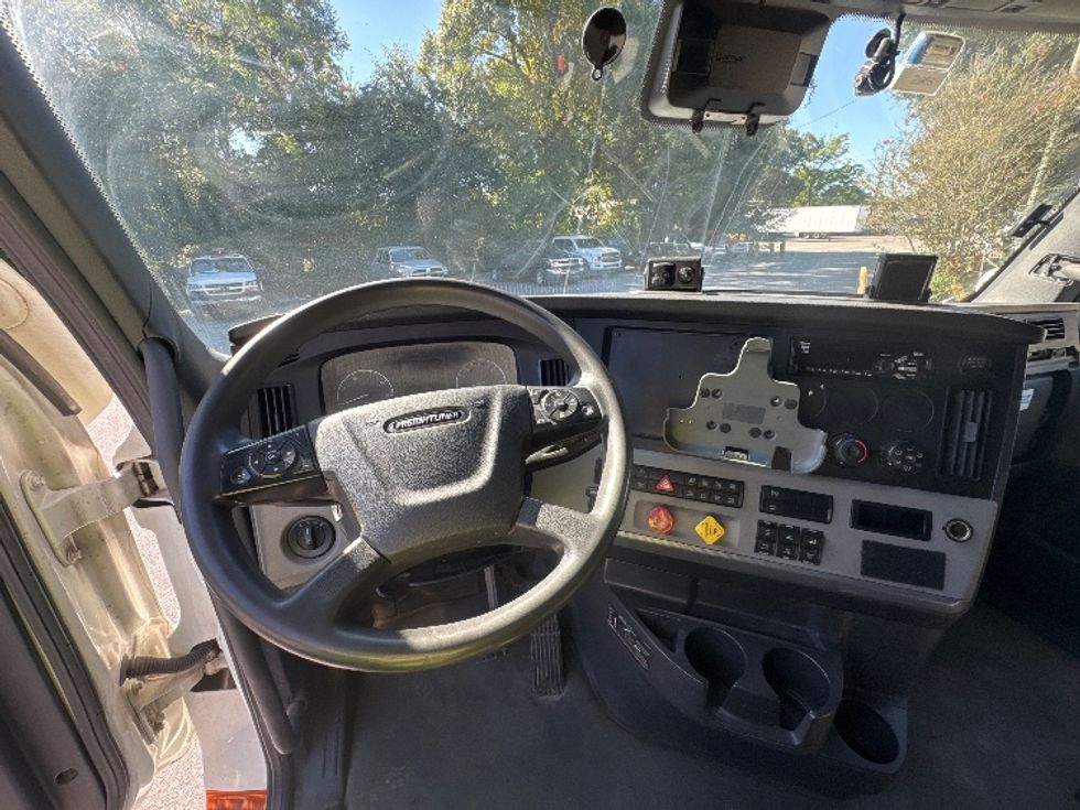 Sleeper Tractor-Heavy Duty Tractors-Freightliner-2021-T12664ST-Pensacola-FL-466,001\n\t\tmiles-$ 67,750 - Image 11