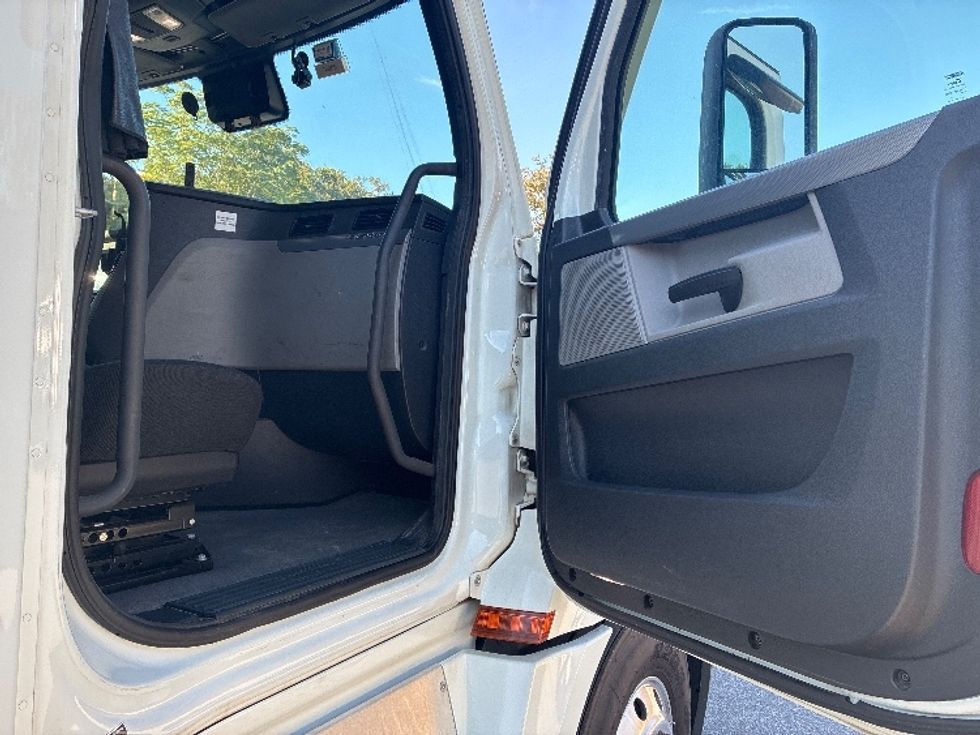 Sleeper Tractor-Heavy Duty Tractors-Freightliner-2021-T12664ST-Pensacola-FL-466,001\n\t\tmiles-$ 67,750 - Image 14