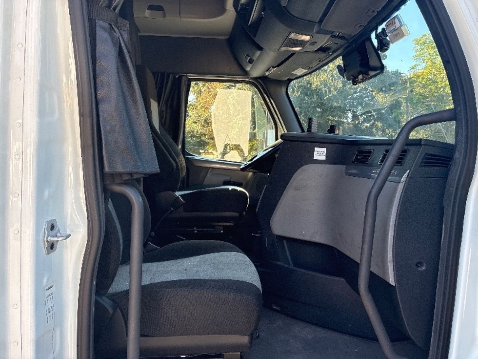 Sleeper Tractor-Heavy Duty Tractors-Freightliner-2021-T12664ST-Pensacola-FL-466,001\n\t\tmiles-$ 67,750 - Image 15