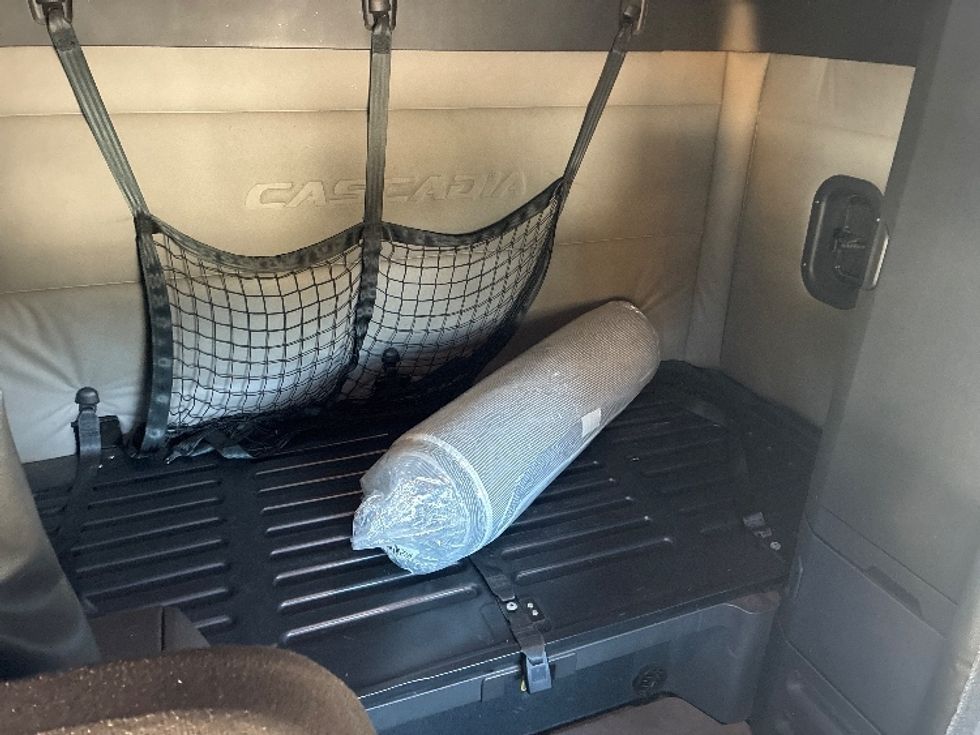 Sleeper Tractor-Heavy Duty Tractors-Freightliner-2021-T12664ST-Pensacola-FL-466,001\n\t\tmiles-$ 67,750 - Image 16