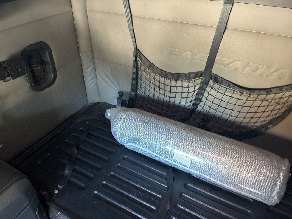 Sleeper Tractor-Heavy Duty Tractors-Freightliner-2021-T12664ST-Pensacola-FL-466,001\n\t\tmiles-$ 67,750 - Image 18