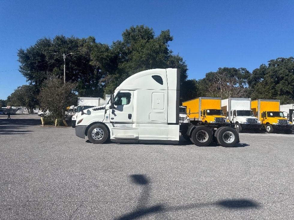 Sleeper Tractor-Heavy Duty Tractors-Freightliner-2021-T12664ST-Pensacola-FL-466,001\n\t\tmiles-$ 67,750 - Image 4