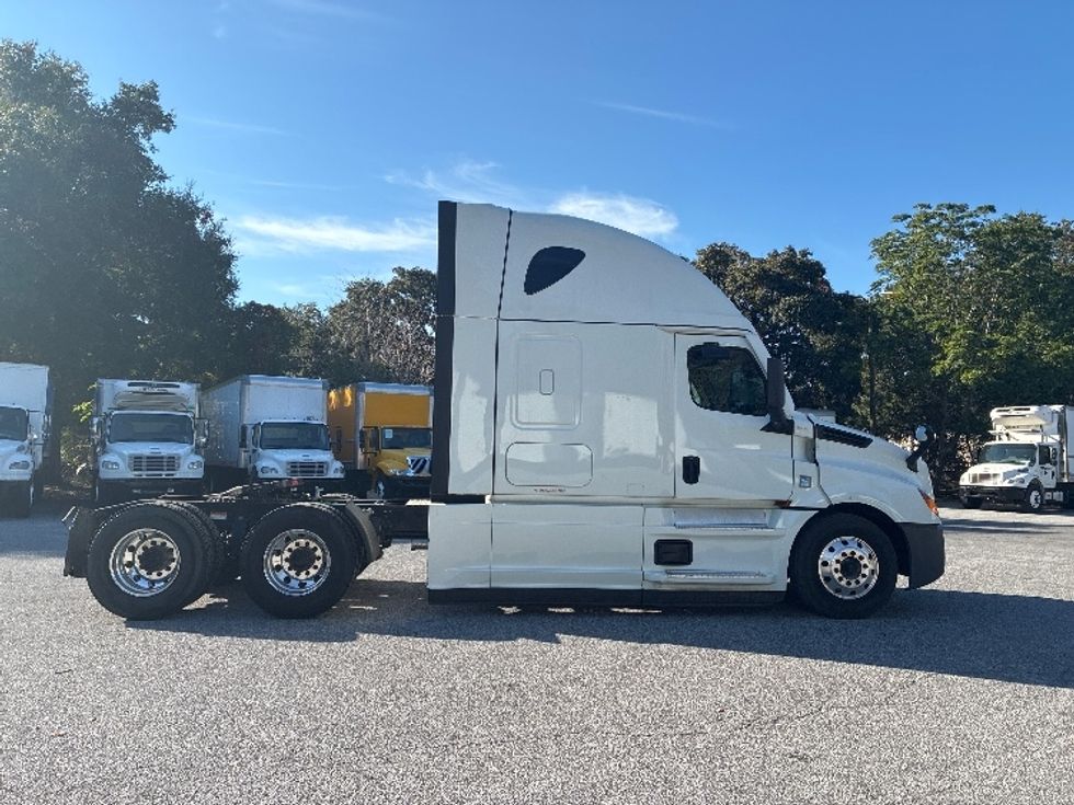 Sleeper Tractor-Heavy Duty Tractors-Freightliner-2021-T12664ST-Pensacola-FL-466,001\n\t\tmiles-$ 67,750 - Image 8