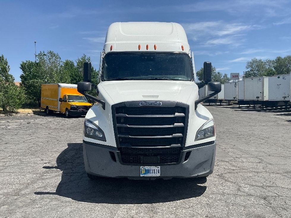 2021 Freightliner Cascadia 126" Sleeper Cab photo 2