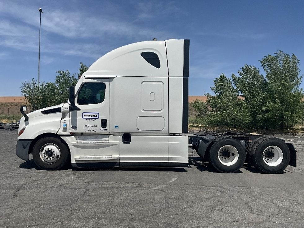 2021 Freightliner Cascadia 126" Sleeper Cab photo 4