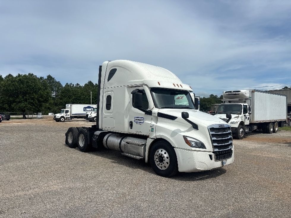 Sleeper Tractor-Heavy Duty Tractors-Freightliner-2021-T12664ST-Pensacola-FL-723,248\n\t\tmiles-$ 49,000 - Image 1