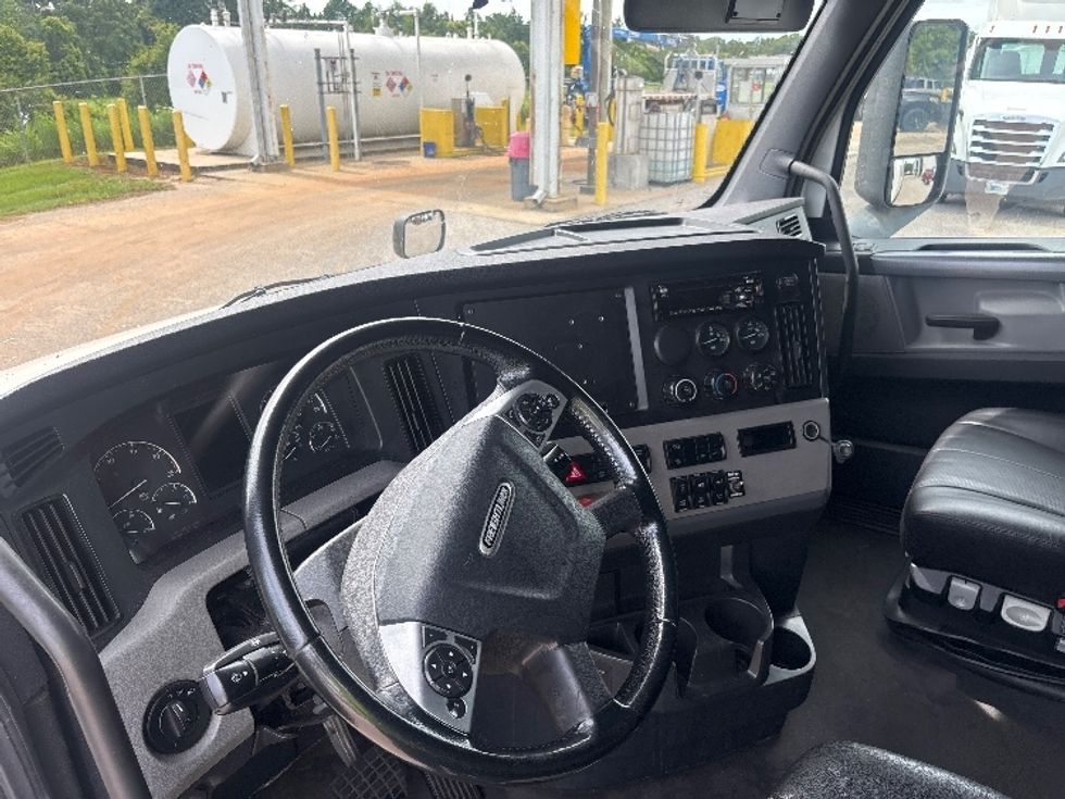 Sleeper Tractor-Heavy Duty Tractors-Freightliner-2021-T12664ST-Pensacola-FL-723,248\n\t\tmiles-$ 49,000 - Image 10