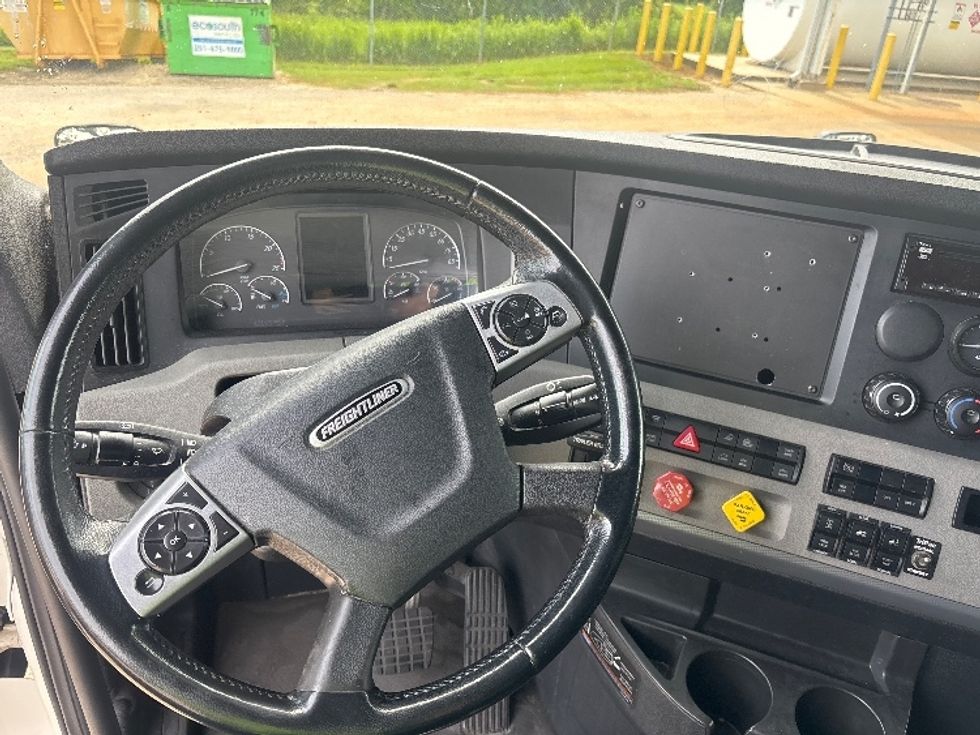 Sleeper Tractor-Heavy Duty Tractors-Freightliner-2021-T12664ST-Pensacola-FL-723,248\n\t\tmiles-$ 49,000 - Image 11